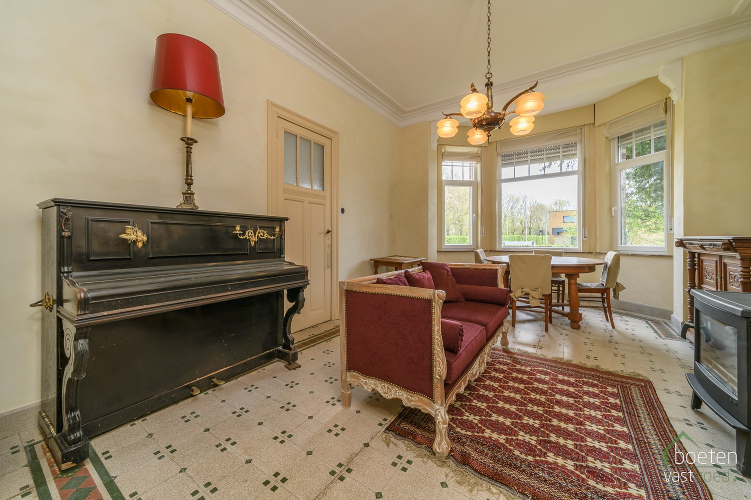 ALVERINGEM: Karaktervolle herenwoning uit het interbellum (jaren 30) met authentieke geveldetails en een warm landelijk interieur op 3.253 m² totale grondopp. - foto 4