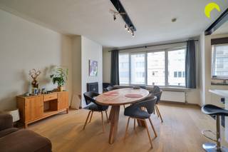 <p><span>In a pleasant residential area in Mortsel, close to Fort 4 and Klein-Zwitserland, we find this very well-maintained and spacious two-bedroom flat on the second floor.</span></p><p><span>The flat underwent a thorough complete renovation in 2015 and has been refitted with every modern convenience. The kitchen has also been opened up, creating a spacious feel.<br /><br /></span></p><p><span>The bathroom has also been refurbished and fitted with a comfortable shower and washbasin. There is also a separate toilet. At the rear are two spacious bedrooms measuring 11 m² and 13 m².<br /><br /></span></p><p><span>Key features:</span></p><p><span> </span></p><ul><li><span>Ready to move into!</span></li><li><span>Very low service charges: just 8 per month (!)</span></li><li><span>Favourable EPC (label B)</span></li><li><span>Complies with AREI regulations!</span></li></ul><p><span><br />Useful information:</span></p><p><span> </span></p><p><span>EPC: 159 kWh/m² per year</span></p><p><span>P-score: C and G-score: C</span></p><p><span>Planning information pending</span></p><p><span>area according to EPC report</span></p><p><span> </span></p><p><span>For more information or to arrange a viewing, call us on 03-449 42 41 or email us at hallo@habicom.be</span></p><p><span>Curious about the value of your property? Check it for free at www.watismijnhuiswaard.be </span></p><p><span> </span></p>