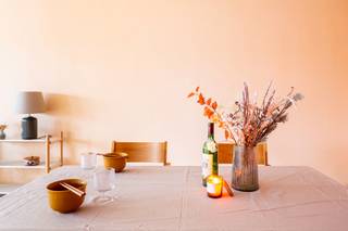 Dit netjes onderhouden tweeslaapkamerappartement bevindt zich op de bovenste verdieping van een kleinschalig gebouw op de rustige en groene Linkeroever. De ligging is een echte troef: je woont vlak bij winkels, scholen, openbaar vervoer en recreatie, met de Zeilplas Galgenweel op wandelafstand. Bovendien geniet je van een vlotte verbinding naar het centrum van Antwerpen.<br /><br />Via de inkomhal heb je toegang tot alle ruimtes. De leefruimte voelt licht en aangenaam aan en is, net zoals de rest van het appartement, afgewerkt met een onderhoudsvriendelijke tegelvloer. Aansluitend bevindt zich de keuken, die in zeer goede staat verkeert en praktisch is ingericht. Het appartement telt twee volwaardige slaapkamers; één daarvan biedt toegang tot een compact maar gezellig terras, ideaal voor een momentje buitenlucht.<br /><br />De badkamer is netjes onderhouden en uitgerust met een ligbad met douchefunctie, lavabo en extra opbergruimte. Verder is er een private berging aanwezig,. <br /><br />Het appartement heeft een EPC-score van 677 (label F), wat voornamelijk te wijten is aan het niet-geïsoleerde dak van deze bovenverdieping. Dit biedt meteen mogelijkheden voor wie graag investeert in een energiebewust toekomstplan.