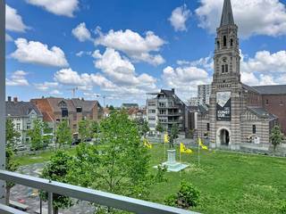 De snelste manier om een bezoek te brengen aan dit appartement? Vraag je bezoek aan via de rode knop op onze website (www.dewaele.com) en je wordt gecontacteerd door één van onze verhuurexperten. <br /><br />Instapklaar appartement met 2 slaapkamers op een centrale ligging nabij het centrum van Roeselare.<br /><br />Het appartement heeft volgende indeling:<br />- Inkom<br />- Apart toilet <br />- Keuken <br />- Leefruimte<br />- 2 slaapkamers <br />- Badkamer voorzien van lavabo in meubel, douche en aansluiting voor wasmachine<br />- Berging <br />-  2 terrassen<br />- Autostaanplaats<br /><br />Extra kenmerken:<br />- Instapklaar appartement <br />- Lichtrijk<br />- Lift aanwezig in het gebouw<br />- Centraal gelegen nabij winkels, openbaar vervoer, centrum van Roeselare,...<br /><br />Autostaanplaats mee bij te huren 50,00 euro/maand.<br /><br />Ben jij geïnteresseerd in dit appartement te huur in Roeselare? Aarzel dan niet ons te contacteren.