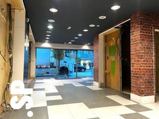 Het pand heeft de volgende indeling: Ruime commerciële ruimte (44,6m²), berging (5,1m²), een bureauruimte (10,26m²), apart toilet en een ingerichte keuken (kasten, dampkap, keramisch kookvuur, dubbele spoelbak, microgolf; 11,69m²).<br /><br />Het gelijkvloers is uitgerust met een anti inbraak rolluik, een airco en een mogelijkheid voor het ophangen van een spandoek. Achteraan het gebouw is er nog een tuinberging voor eventuele opslag en 2 autostaanplaatsen aanwezig. Het pand heeft ook nog een kelder die gebruikt kan worden als opslagruimte.<br /><br />Bovenaan zijn er twee residentiële verdiepen aanwezig die momenteel niet worden gebruikt. Deze verdiepen zijn te renoveren. Het pand kan geschikt zijn voor gemengd gebruik. (Oppervlakte residentiële gedeelte (80m²) niet opgeteld bij de totale oppervlakte). <br /><br />Het pand is geschikt voor volgende doeleinden: stockage, winkelruimte, burelen, vrije beroepen, etc. <br /><br />- Energielabel E<br />- CV = Aardgas<br />- Veiligheidsrolluiken voorzien aan de binnenkant!<br /><br />Voor bijkomende inlichtingen of een bezoek ter plaatse kan u steeds vrijblijvend contact opnemen met Immo S|P op het nummer 014/59.10.20. of via info@immosp.be.