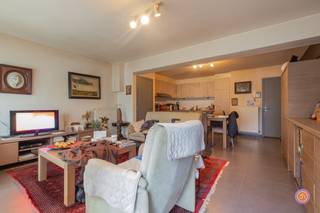 Vandaag nemen we je mee naar de rustige gemeente Bornem. De gemeente staat bekend voor zijn wondermooie fietsroutes doorheen de natuur en natuurlijk de alombekende dodentocht. Scholen, recreatiecentra en openbaar vervoer bevinden zich in een straal van 1km. Verder bevinden zich ook winkels en lokale restaurants op wandelafstand.<br /><br />Dit appartement beschikt over een inkomhal met ingemaakte kasten, een ruime en lichtrijke leefruimte met volledig geïnstalleerde, open keuken. Verder beschikt het appartement over twee slaapkamers, een berging, een badkamer met inloopdouche, lavabo en toilet en een gastentoilet.<br /><br />Bovendien beschikt het appartement over een terras waar je aangenaam kan vertoeven.<br /><br />Dit appartement wordt momenteel verhuurd wat ervoor zorgt dat dit een ideale investering is.<br /><br />Heb je interesse in dit gelijkvloers appartement?<br />Neem gerust contact op via roy@julimmo.be of 0498 62 74 71.