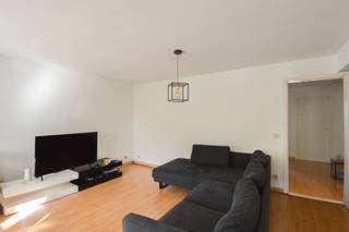 <h2>Ruim appartement met twee slaapkamers en terras in Brasschaat</h2>
<p>Dit aangename en lichtrijke appartement is gelegen op de <strong>eerste verdieping</strong> van een kleinschalig gebouw aan de Lage Kaart in Brasschaat.</p>
<p>Het appartement wordt momenteel verder opgefrist. De <strong>ramen worden vernieuwd</strong> en het geheel wordt<strong> opgeschilderd</strong>, zodat het appartement verzorgd aan de nieuwe huurder kan worden aangeboden.</p>
<p>De woning beschikt over een ruime leefruimte, twee slaapkamers en een bijzonder aangenaam <strong>terras van ca. 25 m²</strong>, dat bereikbaar is via één van de slaapkamers.</p>
<h3>Indeling</h3>
<p>Inkomhal met toegang tot de verschillende ruimtes.</p>
<p>Ruime en lichtrijke leefruimte met voldoende plaats voor een gezellige zit- en eethoek.</p>
<p>Keuken aansluitend aan de leefruimte en voorzien van de nodige toestellen.</p>
<p>Twee volwaardige slaapkamers.</p>
<p>Eén van de slaapkamers geeft rechtstreeks toegang tot het ruime terras.</p>
<p>Terras van ca. <strong>25 m²</strong>, ideaal om in alle rust van de buitenruimte te genieten.</p>
<p>Badkamer met bad/douche, lavabo.</p>
<p>Praktische bergruimte.</p>
<h3>Troeven</h3>
<p>Gelegen op de <strong>eerste verdieping</strong> van een kleinschalig gebouw.</p>
<p>Ruime en lichtrijke leefruimte.</p>
<p><strong>Twee slaapkamers.</strong></p>
<p>Zeer ruim <strong>terras van ca. 25 m²</strong>.</p>
<p>Nieuwe ramen worden momenteel geplaatst.</p>
<p>Het appartement wordt volledig<strong> opgeschilderd</strong>.</p>
<p>Verwarming op aardgas.</p>
<p><strong>Maandelijkse vaste kost: € 35 voor het onderhoud en gebruik van de gemeenschappelijke gang.</strong><span></span></p>
<p><strong>Waterverbruik:</strong> het waterverbruik wordt afzonderlijk als maandelijks voorschot aan de eigenaar betaald. <strong>Eénmaal per jaar wordt het werkelijke verbruik op basis van de tussenmeter afgerekend</strong>, waarna het eventuele verschil wordt terugbetaald of bijbetaald.</p>
<h3>Praktische informatie</h3>
<p>De ingaande plaatsbeschrijving wordt uitgevoerd door een extern expertisebureau en bedraagt <strong>€ 250 inclusief 21% btw</strong>.</p>
<p>Bij het einde van de huur wordt opnieuw een plaatsbeschrijving uitgevoerd door hetzelfde expertisebureau voor een bedrag van <strong>€ 181,50 inclusief 21% btw</strong>.</p>
<p>De huurwaarborg bedraagt <strong>drie maanden huur</strong> en wordt gevestigd op een geblokkeerde rekening bij <strong>Korfine</strong>.</p>
<p>Een aangenaam appartement voor wie op zoek is naar <strong>ruimte, twee slaapkamers en vooral een royale private buitenruimte</strong> op een gunstige locatie in Brasschaat.</p>
<p><strong>Interesse? Contacteer ons via 03 535 12 75 voor meer informatie of een bezoek.<br /><br />Bewoonbare oppervlakte: de vermelde bewoonbare oppervlakte is gebaseerd op de bruikbare vloeroppervlakte zoals opgenomen in het EPC.<br /></strong></p>