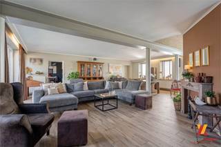 Deze woning, strategisch gelegen in een doodlopende straat biedt u de balans tussen wooncomfort en professionele mogelijkheden. Interesse? 0494...