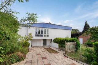 In een groene, residentiële buurt van Alsemberg ligt deze vrijstaande villa op een mooi perceel van 12a12ca. Je geniet hier van een...