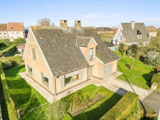 Deze te renoveren woning bevindt zich in de Kleine Molenstraat 4, op een rustige locatie vlakbij het centrum van Dudzele en omgeven door groen. Dankzij de aangename ligging geniet je hier van zowel rust als een vlotte bereikbaarheid.

Op het gelijkvloers vindt je een leefruimte en een aparte, ruime keuken. Deze ruimtes kunnen samengevoegd worden om één grote, open leefruimte te creëren. Verder beschikt de woning over een garage en een extra ruimte tussen de garage en keuken, ideaal in te richten als bijkeuken of praktische berging.

Op de verdieping bevinden zich twee ruime slaapkamers, een badkamer en een bergruimte. Via deze bergruimte heeft u toegang tot de zolder, die nog volledig naar eigen wensen kan worden ingevuld.

De woning staat op een mooi en ruim perceel, wat tal van mogelijkheden biedt voor tuinliefhebbers of wie extra buitenruimte weet te waarderen.

Op zoek naar een woning met veel potentieel op een rustige en groene ligging? Contacteer Jens voor een bezoek via 0496 41 55 77 of jens@keyimmo.be
