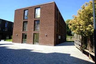 Dit hedendaags nieuwbouwappartement vind je terug aan de gezellige Groenplaats in Oud-Rekem, Lanaken. Het appartement werd opgeleverd in 2023 en maakt deel uit van het nieuwbouwproject "Radekheim". <br />Het is een 2-slaapkamerappartement gelegen op de gelijkvloerse verdieping met een bruto bewoonbare oppervlakte van 106m² en een gezellig terras van 10m².<br /><br />De indeling is als volgt:<br />Inkomhal met toegang tot het toilet. Via de inkomhal bereikt u de open keuken die een doorlopend geheel vormt met de eethoek en de leefruimte. In de leefruimte zorgen de grote raampartijen voor veel lichtinval. Via dit raampartij bereikt u tevens het terras waarop u van alle rust kan genieten. De twee slaapkamers, bergruimte en badkamer vervolledigen het appartement. <br />In de ondergrondse parkeergarage is een kelderberging voorzien, alsook een autostaanplaats.<br /><br />De lichtarmaturen zijn reeds voorzien in het appartement.<br /><br />Wil je dit appartement graag bezichtigen?  Maak dan een afspraak met Valere Vangeel op het nummer 0472 323 424 of via valere@vestio.com.