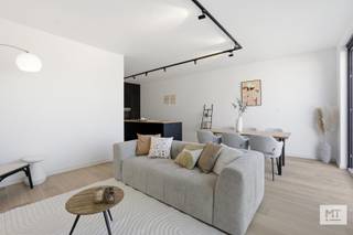 In het centrum van Beselare vind je deze <strong>drie stijlvolle nieuwbouwwoningen</strong>, op wandelafstand van school en voorzieningen, met vlotte verbinding via de A19. Hoewel centraal gelegen, woon je hier in alle rust en privacy.<br /><br />De woningen bieden een ruime indeling met <strong>4 volwaardige slaapkamers, extra zolderruimte</strong> en veel licht dankzij grote raampartijen. Elke woning beschikt over een garage, berging en Zuidgerichte tuin.<br /><br /><strong>Indeling van het pand</strong>
<ul>
<li>Gelijkvloers: inkomhal met gastentoilet en op maat gemaakte kasten, lichtrijke woon- en eetkamer met keuken, berging en garage</li>
<li>1ste verdieping: nachthal, 3 slaapkamers, apart toilet, badkamer met inloopdouche en dubbele wastafel. </li>
<li>2de verdieping: 1 slaapkamer en zolderruimte</li>
</ul>
<br /><strong>Prijzen</strong>
<ul>
<li>A: 265,77 m² – €397.500 (rechtse woning)</li>
<li>B: VERKOCHT</li>
<li>C: 212,26 m² – €387.500 (linkse woning)</li>
</ul>
<br />Benieuwd naar de indeling? Check zeker onderstaande <strong>video</strong>. <br />Link: https://youtube.com/shorts/n9KLKNha9CI?feature=share<br /><br />Meer informatie of een vrijblijvend bezoek? <br />Eden 0470 43 78 21 of mail info@minthus.be<br />Contacteer Minthus op 057 468 333 of mail info@minthus.be