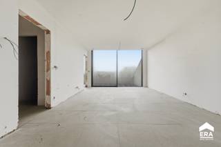 e koop: nieuwbouwappartement in Ieper, met vrij zicht op het natuurdomein ' De Verdronken Weide' en gelegen aan de rand van de stad, nabij belangrijke invalswegen.

<p> </p>

<p>Dit nieuwbouwappartement (oplevering voorzien in 2026) combineert een rustige ligging met uitstekende bereikbaarheid. Vanuit het ruime terras geniet u van een ononderbroken uitzicht over het water en het omliggende groen. Dankzij de mogelijkheid tot aankoop aan <strong>6% btw</strong> is dit een interessante opportuniteit voor wie wil investeren in kwaliteit en comfort. De gastenverdieping maakt het appartement extra veelzijdig, ideaal voor logees of een aparte werkruimte.</p>

<p> </p>

<p><strong>Belangrijkste ruimtes:</strong></p>

<p>• Lichte woonkamer met toegang tot het terras en <strong>vrij uitzicht </strong>vooraan en een tweede terras achteraan</p>

<p>• Moderne keuken, praktisch ingedeeld</p>

<p>• 2 slaapkamers + badkamer op de gastenverdieping</p>

<p>• 1 slaapkamer + badkamer op de leefverdieping voorzien van hedendaagse afwerking</p>

<p> </p>

<p><strong>Troeven:</strong></p>

<p>• Vrij zicht op natuurdomein en water</p>

<p>• Aankoop mogelijk aan <strong>6% btw</strong></p>

<p>• Aan de rand van de stad, nabij invalswegen</p>

<p>• Heel ruim en lichtrijk door grote raampartijen</p>

<p>• Mogelijkheid tot aankoop van garage of autostaanplaats</p>

<p> </p>

<p>Neem vandaag nog contact op met je ERA-makelaar voor een bezoek.</p>

<p> </p>

<p><strong>JOUW DROOMAPPARTEMENT. ZO GEVONDEN!</strong></p>