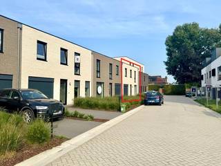 BENIEUWD? VRAAG EEN BEZOEK AAN VIA WWW. HILLEWAERE.BE EN KLIK OP DE RODE KNOP 'BEZOEK INPLANNEN'.<br /><br />Op zoek naar een moderne woning waar je gewoon je meubels moet binnenzetten en klaar? Dan zit je hier goed. Deze recente woning (bouwjaar 2023) ligt in een rustige woonwijk, op wandelafstand van de dorpskern en vlak bij de school. Handig voor wie kinderen heeft.<br /><br />De woning verrast meteen met haar ruimte en lichtinval. Je komt binnen via de inkomhal met gastentoilet, waarna je terechtkomt in de leefruimte. De open keuken is uitgerust met alles wat je nodig hebt: een inductiekookplaat, combi-oven, koelkast en vaatwasser. Koken met zicht op de tuin? Altijd een plus.<br /><br />Via de eetkamer en keuken heb je toegang tot het terras en de tuin, die trouwens zuidwest georiënteerd is. De tuin is groen, maar onderhoudsvriendelijk. Je hebt er dus plezier van, zonder al te veel werk.<br /><br />Aansluitend aan de woonkamer (via een kleine hal) vind je de inpandige garage met automatische poort. Handig detail: je geraakt ook via een achterdeur rechtstreeks in de tuin, ideaal voor vuilbakken of fietsen. In de garage zijn ook aansluitingen voorzien voor wasmachine en droogkast.<br /><br />Op de bovenverdieping zijn er drie ruime slaapkamers en een moderne badkamer met inloopdouche en dubbele wastafel. <br /><br />Wat moet je zeker onthouden?<br />- Nieuwbouw uit 2023: alles is nog zo goed als nieuw<br /> - Energiezuinig én comfortabel: vloerverwarming via warmtepomp (met koelfunctie)<br />- Regenwater wordt hergebruikt<br />- Beschikbaar vanaf 1 juni 2026<br />- Zonnige tuin + terras