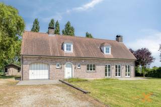 LANDELIJK GELEGEN VILLA MET GROTE TUIN - Deze charmante, ruime landelijke gezinswoning is gelegen tussen de uitgestrekte velden te Nevele-Deinze. Woning bestaande uit: Gelijkvloers: inkomhal/traphal, gastentoilet, vestiairehoek, bureau, lichtrijke woonkamer (L-vorm), keuken met plaats voor ontbijttafel, wasplaats/berging, ruime garage met achterinkom. 1e verdieping: nachthal, 3 grote slaapkamers (11 – 18 – 22,8 m2), badkamer (lavabomeubel, ligbad met douchewand, toilet). Grote tuin met tuinhuis, oprit met plaats voor verschillende wagens, GEEN BUREN – LANDBOUWGRONDEN RONDOM!! ABSOLUTE TOPWONING!! Bezoek enkel op afspraak met Immo-X via email.