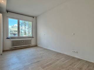 <p>Ideaal gelegen op de 4e verdieping van een hoekgebouw aan Flagey, op een steenworp afstand van de Vijvers van Elsene, dit mooie appartement van 88m². Het biedt: een inkomhal, apart toilet, lichtrijke woonkamer met een kwalitatieve, open en volledig uitgeruste keuken, badkamer (dubbele wastafels, bad met douchewand, washoek met wasmachine/droogkast), twee slaapkamers aan de achterzijde (18 m² en 10 m²) en een balkon. Provisie kosten: €250/maand (gemeenschappelijke kosten, verwarming, warm en koud water). Beschikbaar vanaf 10 september 2026. Zal u bekoren door zijn ligging en prachtige lichtinval! Absoluut te bezoeken.</p>