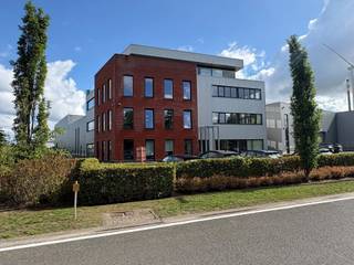 <p>491 m² instapklare en lichtrijke kantoorruimte op een uitstekende locatie nabij de R4 in Evergem. De kantoren bevinden zich op de tweede verdieping en zijn ingericht als open space met een praktische kitchenette en afzonderlijk sanitair. Dankzij de grote raampartijen genieten de werkruimtes niet alleen van overvloedig daglicht, maar ook van een aangenaam uitzicht op het aangrenzende natuurpark, wat bijdraagt aan een rustige en inspirerende werkomgeving. Ruime parkeermogelijkheden zijn voorzien, inclusief laadpalen voor elektrische wagens.</p>
<p><strong>Financiële voorwaarden</strong><br />• Huurprijs: € 120/m²/jaar<br />• Niet-overdekte parkeerplaatsen: € 700/ppl/jaar (excl. btw)<br />• Supplement laadpalen: € 600/laadplaats/jaar (excl. btw)<br />• Provisionele kosten: € 20/m²/jaar</p>
<p>Dankzij de vlotte bereikbaarheid, moderne afwerking en hedendaagse faciliteiten vormt dit kantoor een ideale uitvalsbasis voor bedrijven die inzetten op efficiëntie en professionaliteit.</p>