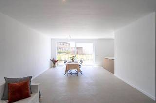 Deze gesloten afgewerkte nieuwbouwwoning met 3 slaapkamers en badkamer te koop in Waregem heeft een aangename zuidwest gerichte tuin. Er wordt een mooie voortuin en een terras aan de woning voorzien.INDELINGGelijkvloers:Inkomhal - apart toilet - leefruimte - eetkamer - open keuken met zicht op de tuin - berging - zuidwest gerichte tuin met terrasEerste verdiep:Nachthal - apart toilet - slaapkamer 1 - slaapkamer 2 - slaapkamer 3 - badkamer (douche, ligbad en dubbele lavabo) Tweede verdieping:Mogelijkheid tot 4de slaapkamer/zolderruimte - bergingZolder met een zoldertrapDe woning beschikt over een aangelegde oprit en aangename tuin. De woning werd gebouwd met zeer kwalitatieve materialen en is volledig afwerkt. De keuken wordt nog verder afgewerkt met toestellen.ALGEMENE INFO/TROEVEN- Op wandelafstand van scholen- Goede bereikbaarheid- Luxe afwerking- Instapklaar- Buitenaanleg wordt nog volledig in orde gebracht- Volledig geschilderdVerkoop onder 21% BTW.