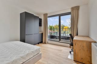 <span><strong>***alle informatie op www.connect-immo.be***</strong></span>
<p>Deze residentie is gelegen aan de Leuvense stadsrand, namelijk op de <strong>Geldenaaksebaan</strong>! Deze locatie biedt zowel voor studerende jongeren in Leuven, Heverlee én Brussel een goede uitvalsbasis. <br /><br />Niet alleen de rustige omgeving is een troef maar ook de faciliteiten in de nabijheid zijn mooi meegenomen. Zo kan je er het openbaar vervoer vinden op enkele meters van het gebouw. Supermarkten, printshops, apotheek… op wandel/ fietsafstand. Het verlengde van de straat geeft uit op Sportoase waar je als student kan deelnemen aan groepslessen of gewoonweg kan ontspannen. <strong>Abdij Van Park</strong> is een Norbertijenabdij gelegen aan Leuvense bossen en is de ideale uitvalsbasis voor studenten die naast het studeren wensen te ontspannen. Je geniet er als het ware van de natuur en dit op een boogscheut van Leuven. Men kan hier echt wel spreken van een verborgen parel.</p>
<span><strong>Residentie César</strong> is een </span><strong>vernieuwbouwproject </strong><span>en werd opgeleverd in oktober 2024</span><span>. De renovatie werd uitgevoerd met aandacht voor detail, afwerking en kwaliteitsvolle materiaalkeuze. Ook <strong>voldoet </strong>het gebouw aan </span><span>de gevraagde strenge </span><strong>energiezuinigheidsnormen</strong><span> van 2024. De entiteiten zijn kamers eigen sanitair en een studio, dewelke volledig bemeubeld aangeboden worden. Ook beschikken enkele units over een </span><strong>privatief terras</strong><span>, als dat niet geweldig is! Bovendien is er een <strong>inpandige </strong></span><strong>fietsenstalling</strong><span> en een <strong>gemeenschappelijke keuken met terras en tuin </strong>aanwezig zodat bewoners samen kunnen kokerellen!</span><br /><br /><span><strong>Interesse? Vraag je brochure op en plan uw bezoek in met onze Expert Investeringsvastgoed: Jacky@connect-immo.be of 0495 53 46 49</strong></span><br /><br /><span>EPC: 94 kWh/(m2jaar) - 3150724</span><br /><strong>Verkoop onder het registratiestelsel </strong><br /><span>Wg, G</span><span>dv, Gvkr, Gvv</span>