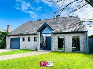 This spacious bright villa with a built area of 267m² is located on a land of 11a built in 1993 and renovated in 2016.We enter the house through the...