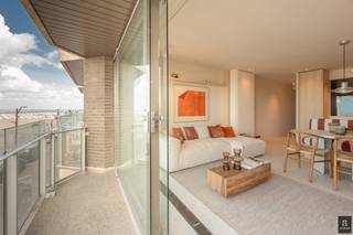 <p>Tussen het Albertplein en de Wandeldijk, op de prestigieuze Zeedijk-Het Zoute, bevindt zich dit stijlvol vernieuwde appartement met adembenemend frontaal zeezicht. De ligging combineert rust met een vlotte bereikbaarheid van het strand en de wandeldijk.</p>
<p>De lichtrijke leefruimte sluit harmonieus aan op een open keuken, uitgerust met alle comfort en afgewerkt met hoogwaardige materialen zoals walnoot fineer, een werkblad in Pietra di Bicci natuursteen en design verlichting. De grote raampartijen brengen het zeezicht tot in de woonruimte en geven uit op een uitnodigend terras. De afwerking met parketvloer, domoticasysteem en mortex structuurverf draagt bij aan het verfijnde karakter van het appartement.</p>
<p>De hoofdslaapkamer kijkt uit op zee en beschikt over ingemaakte kasten en een ensuite badkamer met inloopdouche, lavabo en toilet. De tweede slaapkamer is eveneens voorzien van een dubbel bed en maatkasten.</p>
<p>Extra troeven: conciërge in de residentie en mogelijkheid tot aankoop van een staanplaats in een naburige residentie.</p>
<p>EPC: 80 kWh/m²/jaar [A-label].</p>
