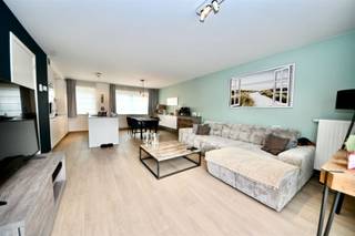 <p><span><span>Dit instapklare duplex appartement is gelegen op de eerste en tweede verdieping van een in 2015 gebouwd appartementsgebouw. Op de eerste verdieping bevinden zich de woonkamer met open keuken, een handige bering en een gastentoilet. Via de woonkamer is het ruime terras bereikbaar. Op de tweede verdieping zijn er 2 slaapkamers, een badkamer en een berging. Het appartement beschikt over een garage en staanplaats voor de garage. </span></span></p><p><span><span>Gemeenschappelijke kost 50 euro/maand.</span></span></p>