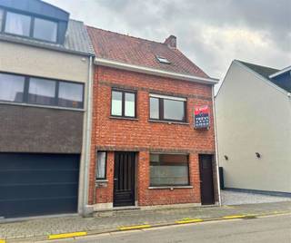 SOLIDE EN RUIME GEZINSWONING MET 4 SLAAPKAMERS EN ZUID-GERICHT TERRAS OP 1A 38CA.Gelegen in het centrum van Puurs op wandelafstand van winkels,...