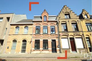 In het stadscentrum van Ieper vinden we deze karaktervolle en volledig gerenoveerde woning terug. Gelegen in het centrum en toch zeer bereikbaar...
