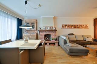 Dans le quartier d'Ertbrugge, sur la Ruggeveldlaan située au centre, nous trouvons cet appartement à rafraîchir au premier étage d'un immeuble...