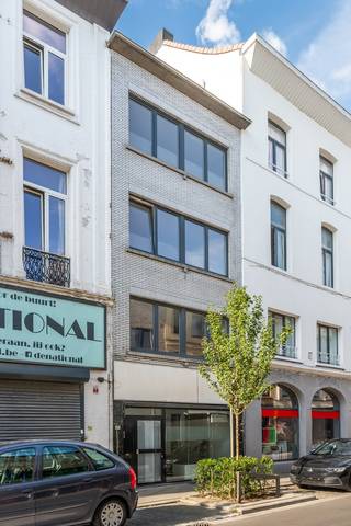 Wonen, ondernemen én investeren op een toplocatie in Antwerpen.<br /><br />In het bruisende hart van<strong> 2060</strong> Antwerpen bevindt zich deze verrassend ruime stadswoning met handelsgelijkvloers. Een eigendom die moeiteloos wonen en werken combineert en tegelijk tal van toekomstmogelijkheden biedt.<br /><br />Op het gelijkvloers vindt u een commerciële ruimte met uitstekende zichtbaarheid, ideaal voor een winkel, kantoor, praktijk of vrij beroep. Dankzij de aparte woonverdiepingen geniet u van een duidelijke scheiding tussen werk en privé.<br /><br />De woning beschikt over een ruime en lichtrijke<strong> leefruimte van ongeveer 40 m²</strong>, <strong>vier volwaardige slaapkamers </strong>en een <strong>praktische kelder</strong> die extra bergruimte voorziet.<br /><br />De royale indeling maakt deze eigendom geschikt voor zowel gezinnen, zelfstandigen als investeerders.<br /><br />Gelegen op wandelafstand van winkels, scholen, openbaar vervoer en het Centraal Station geniet u hier van alle voordelen van het stadsleven, terwijl u tegelijk investeert in een locatie met blijvende waarde.<br /><br /><strong>Troeven:</strong><br />Handelsgelijkvloers met uitstekende commerciële visibiliteit.<br />Ruime leefruimte van ca. 40 m².<br />Vier volwaardige slaapkamers.<br />Praktische kelder.<br />Wonen en werken onder één dak.<br />Centrale ligging nabij het centrum van Antwerpen.<br />Interessant voor eigen gebruik én investering.<br /><br /><strong>Technisch:</strong><br />EPC: 208 kWh/m2jaar<br />G-&amp;P-score: A&amp;A<br />Geen renovatieplicht<br />Stedenbouw in aanvraag<br /><br />Bent u op zoek naar een eigendom die meer biedt dan een klassieke stadswoning?<br />Dan nodigen wij u graag uit om de mogelijkheden van deze unieke combinatie van wonen en ondernemen zelf te ontdekken tijdens een bezoek.