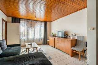 Bent u op zoek naar een appartement te koop in Oostrozebeke? Dit instapklare 2-slaapkamerappartement op de eerste verdieping van een kleinschalige residentie met slechts vier appartementen combineert een centrale ligging met een praktische indeling en energiezuinig wooncomfort. Ideaal als starterswoning of vastgoedinvestering.Dankzij de uitstekende centrumligging bevinden bakker, slager, winkels, school en park zich op wandelafstand. Hier geniet u van alle dagelijkse voorzieningen binnen handbereik.Via de inkomhal met apart gastentoilet bereikt u de lichtrijke leefruimte met open keuken. De keuken is uitgerust met een elektrische kookplaat, dampkap, koelkast en spoelbak. Aansluitend bevindt zich een praktische berging/wasplaats en een aangenaam terras waar u in alle rust kunt genieten.Op de verdieping zijn er twee ruime slaapkamers van respectievelijk 12 m² en 15 m². De badkamer is voorzien van een douche, lavabo en een tweede toilet.Daarnaast beschikt het appartement over een gemeenschappelijke fietsenberging en een privatieve kelderberging.Troeven:- Centrumligging in Oostrozebeke- Instapklaar 2-slaapkamerappartement- Gezellig terras- Conforme elektrische installatie- Energiezuinige verwarming via lucht/lucht-warmtepomp- Kleinschalige residentie met slechts 4 appartementen- Geen syndickosten- Ideaal als investering of voor startersBent u op zoek naar een appartement met terras in Oostrozebeke of een interessante investering? Contacteer ons vandaag nog voor meer informatie of een bezoek ter plaatse.
