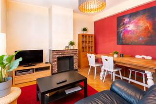 Ben je op zoek naar een tof appartement met potentieel, midden in het hart van Antwerpen? Dan is dit op te frissen appartement zeker het ontdekken waard. Je woont hier midden in de historische stadskern, met winkels, gezellige bars en restaurants letterlijk om de hoek. Ook de bekende winkelstraten en alles wat Antwerpen zo leuk maakt, bevinden zich op wandelafstand.<br /><br />Het appartement is gelegen op de eerste verdieping van een kleinschalig gebouw met slechts vier appartementen, wat zorgt voor lage maandelijkse lasten.<br /><br />Dit appartement biedt heel wat mogelijkheden om er helemaal je eigen plek van te maken. Authentieke elementen zoals de parketvloer en de schouw geven het appartement een charmant en karaktervol gevoel.<br /><br />De indeling is logisch opgebouwd met een gezellige leefruimte met aansluitend de keuken met toegang tot een terrasje. Voor wie het wenst, biedt het appartement bovendien ruimte om het leefgedeelte nog ruimer en opener te laten aanvoelen. Aan de achterzijde bevinden zich een ruime slaapkamer en de badkamer. <br /><br />Met wat liefde en een persoonlijke toets kan je hier echt een heel tof appartement van maken.<br /><br />Benieuwd naar wat hier mogelijk is? Neem gerust contact met ons op voor enkele inspiratiefoto’s.<br /><br />Epc label B, P-score: A, G-score: A, stedenbouwkundige gegevens in aanvraag