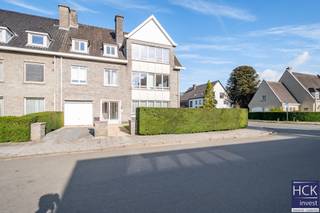 De liggingDit appartement situeert zich op de eerste verdieping van een kleinschalig appartementsgebouw, op een zonnige hoek met veel lichtinval. De...