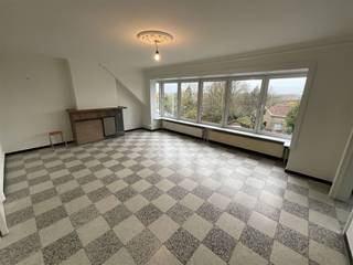 Ruim gerenoveerd appartement te huur - Inkom, toilet, licthrijke leefruimte, afzonderlijke keuken met toegang tot ruim terras. Drie...