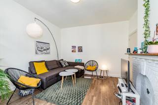 <p><span>Verkocht, compromis in opmaak. Dit lichtrijk 2-slaapkamer appartement geniet van een rustige en gunstige ligging, op wandelafstand van de Coupure en het centrum van Gent.</span></p><p><span> </span></p><p><span>Gelegen op de tweede verdieping, betreedt men het appartement via de inkomhal (voorzien van parket + parlofonie). De gezellige leefruimte met sierhaard en parket geniet veel lichtinval en de ingerichte, functionele keuken beschikt over een kookplaat, dampkap, oven, vaatwasser, koelkast en diepvries. Vanuit de keuken kan u het aangename en zuidwest gerichte terras betreden. Het appartement telt 2 ruime slaapkamers van 16m² en 12m², dewelke zich aan de achterzijde van het gebouw bevinden. De moderne badkamer werd recentelijk gerenoveerd en is uitgerust met een douche, wastafel en toilet. In deze ruimte is eveneens een aansluiting tot het plaatsen van een wasmachine voorzien. Het appartement is op heden verhuurd. </span></p><p><span>Bijkomende troeven zijn: EPC-label B - afzonderlijke tellers EGW - berging op het gelijkvloers - aankoop garage mogelijk (€ 30.000 tot € 45.000) - lage gemeenschappelijke lasten - elektriciteit conform - openbaar vervoer vlakbij.</span></p><p><span> </span></p><p><span>Een bezoek is mogelijk mits afspraak via de Fooz Vastgoed op 09/225.00.78.</span></p><p><span>Prijs is excl. registratierechten en aandeel basisakte. </span></p><p><span> </span></p><p><span>Renovatieplicht: nee</span></p><p><span>Asbestveilig: ja </span></p>
