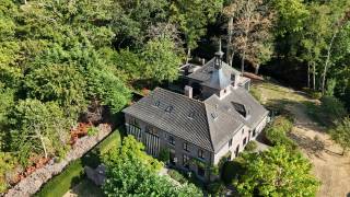 Deze uitzonderlijke woning is discreet gelegen aan het einde van een doodlopende straat in het rustige en groene Loppem, een ideale plek voor wie op zoek is naar rust en ruimte vlakbij de stad. De omgeving biedt een perfecte balans tussen natuur en bereikbaarheid. Het in parkgebied gelegen perceel van maar liefst 2.656 m² geeft u alle vrijheid om volop te genieten van privacy en buitenleven.<br /><br />Deze parel straalt karakter en comfort uit, met een bewoonbare oppervlakte van 600 m² verdeeld over 3 verdiepingen. Zowel binnen als buiten is bijzondere aandacht besteed aan kwaliteit en functionaliteit. Met 4 parkeerplaatsen een extra gemak en veiligheid. De combinatie van ruime leefruimtes en praktische buitenruimtes maakt dit huis ideaal voor gezinnen die comfort en ruimte wensen, vrij beroep,...<br /><br />De indeling van de woning en bijgebouwen omvat onder andere:<br /><br />Gelijkvloers:<br />- ruime inkom met gastentoilet, aparte inkom met mudroom of ruime ontvangstruimte<br />- bureauruimte met gashaard (kan omgevormd worden tot slaapkamer met sanitair)<br />- wasruimte<br />- koelcel<br />- corridor als verbinding tussen de verschillende leefruimten<br />- woonruimte<br />- eetruimte in moderne uitbouw<br />- ruime aangelegde tuin met verschillende terrassen, zwemvijver, eiken bijgebouw, boogserre<br />- 4 parkeerplaatsen op eigen terrein <br /><br />1e Verdiep:<br />- masterbedroom met eigen badkamer , apart toilet en ruime dressing<br />- 5 ruime slaapkamers, ideaal voor een groot gezin of thuiswerkplekken <br />- 2 douchekamers<br />- 2 toiletten<br />(2 slaapkamers kunnen samengevoegd worden tot leefruimte (voorzieningen voor extra keukenblok))<br /><br />2e Verdiep:<br />- 2 slaapkamers met douchekamer en eigen toilet<br /><br />Verder is de kelder voorzien van een ingerichte wijnkelder. <br /><br />De troeven van deze woning:<br />- vlotte verbinding naar de stad en de kust<br />- uitzonderlijke afwerking van kelder tot en met 2e verdieping<br />- sterke beleving, perfecte samenhang tussen authenciteit en moderne elementen<br />- ruim uitgebreid domotica systeem, centraal stofzuigersysteem<br />- ruime koelcel<br />- hyper uitgeruste keuken (Molteni, VZUG, Liebherr)<br />- prachtige wijnkelder met koeling <br />- 4 haarden (combinatie van gas en hout)<br />- zwemvijver<br />- verschillende leefterrassen <br /><br />