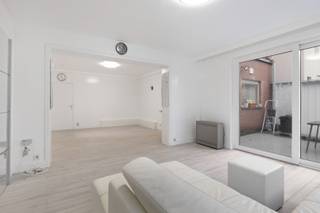 Nabij het centrum van Wevelgem vinden we dit instapklaar appartement....We komen binnen in de ruime private inkomhal. Vooraan vinden we een grote...