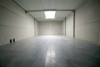 <p><u><strong>Benaderende AFMETINGEN:</strong></u><strong> </strong><br />15m x 17m + 2 parkeerplaatsen voor de deur.<br /><br /><u><strong>AFWERKING</strong>:</u><br />Metalen constructie met volledige overspanning (geen palen) -bevloering in gepolierde beton - wanden in cellenbeton - vrije hoogte: 6m, geïsoleerde elektrische sectionaalpoort (h: 4,5m; b: 4m) met afzonderlijke loopdeur (aluminium) - geïsoleerd plat dak met centrale lichtstraat - geïntegreerd rookluik en rookdetector.<br />Groot glaspartij voor burelen (gelijkvloers en verdieping).<br /><br /><u><strong>NUTSVOORZIENINGEN</strong>:</u><br />Elektriciteit (Drijfkracht, 3 x 400v, 32A), stads -en regenwater, internet en riolering. <br /> </p>

<p><u><strong>BESTEMMINGSMOGELIJKHEDEN</strong>:</u><br />Opslag, stockage van goederen en lichte productie<br /><br /><u><strong>LIGGING</strong>:</u><br />Op 1,5km van N44 (Aalter-Maldegem) en 4,5km van E40. Toegankelijk voor groot vrachtverkeer!<br /><br /><u>* BIjzonderheden:</u><br />- Brandklasse C.<br />- Huurprijs is exclusief 21% btw (100% recupereerbaar voor btw-plichtige), gemene kosten van het bedrijvenpark en onroerende voorheffing (conform aanslagbiljet).<br />- Onze referentie: <strong>P0505 </strong>op www.centro.be<strong> </strong>of contacteer ons op <strong>050 70 01 02</strong>.</p>