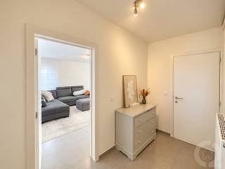 <strong>Centraal gelegen prachtige riante eengezinswoning met 3 slaapkamers, inpandige garage, zeer ruim terras en een grote tuin in Kwaadmechelen (Tessenderlo-Ham).</strong><br /><br /><span>Indeling: gelijkvloers</span><br />+ Ruime inkomhal<br />+ Apart gastentoilet met handenwasser<br />+ Spatieuze leefruimte (woon -en eetkamer) met veel lichtinval<br />+ Volledig geïnstalleerde open keuken met eethoek<br />+ Berging / wasplaats met aansluiting voor WM/DK, inloopdouche en spoelbak<br />+ Inpandige garage met sectionaalpoort en aansluitend extra bergruimte<br /><br /><span>Indeling: verdieping</span><br />+ Nachthal<br />+ 3 ruime slaapkamers<br />+ Badkamer met dubbele lavabo, voldoende kastruimte, ligbad én douche<br />+ Technische ruimte met extra opbergplaats <br /><br /><strong>Energie &amp; technieken</strong><br />+ EPC: 159 kWh/m²/jaar - Label B met UC: 3959357<br />+ Centrale verwarming op aardgas<br />+ Overal rolluiken voorzien<br /><br /><strong>Extra troeven</strong><br />+ Inpandige garage aanwezig<br />+ Tuinhuis en extra tuinberging voorzien<br />+ Wordt nog volledig terug opgeschilderd<br />+ Voorzien van alle aanwezige lichtarmaturen<br /><br /><em><strong>Gelegen op een zeer centrale doch rustige omgeving in Kwaadmechelen (Tessenderlo-Ham), in nabijheid van winkels, scholen, openbaar vervoer en op- en afrittencomplex E313.</strong></em>