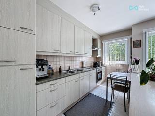 <p>Interesse in dit appartement? Vraag een afspraak aan via onze website www.weinvest.be<br />Of via volgende link: https://wi-antwerpen-zuidrand.mijnhuurprofiel.be/property/37c838e8-e6d5-4ec5-98cd-55c51a6a4b45<br /><br />Ontdek dit lichtrijke en goed onderhouden appartement op de <strong>eerste verdieping</strong> van een <strong>klein, rustig gebouw</strong> zonder lift. Gelegen op een <strong>centrale locatie nabij belangrijke invalswegen</strong>, biedt dit appartement zowel comfort als bereikbaarheid.<br /><br /><strong>Indeling en troeven:<br /></strong><strong>* Drie volwaardige slaapkamers</strong> <br /><strong>* Ruime badkamer</strong> met moderne <strong>inloopdouche</strong>.<br /><strong>* Open, volledig ingerichte keuken</strong> die naadloos aansluit op de gezellige leefruimte.<br /><strong>* Terras aan de voorzijde</strong> via een grote raam én een <strong>ruim achterterras</strong> over de volledige breedte van het appartement.<br /><strong>* Inkomhal met vestiairekast</strong> en <strong>extra kleine berging</strong>.<br /><strong>* </strong>Ruime <strong>was- en bergruimte</strong> met aansluiting voor wasmachine en droogkast.<br /><strong>* Gesloten garagebox inbegrepen</strong> in de huurprijs.<br /><strong>* Lage gemeenschappelijke kosten</strong>, geen lift.<br /><br /><strong>Beschikbaar vanaf 1 oktober.<br /></strong>* Huurwaarborg: 3 maanden<br />* Plaatsbeschrijving verplicht op te maken door een erkend expert (kosten gedeeld tussen huurder en verhuurder).<br /><br />Een uitstekende kans voor wie comfortabel en centraal wil wonen in Aartselaar.</p>
<p><strong>Interesse?</strong> Stel je kandidaat via 'mijn huurprofiel'</p>
