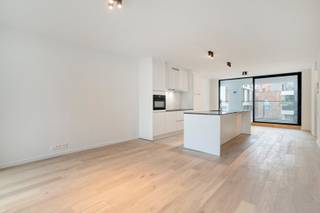 Residentie Bel-Ford bevindt zich op een toplocatie in het centrum van Roeselare, op wandelafstand van gezellige horeca, winkels, de markt en het station.<br />Het gebouw is opgezet rond een charmant binnenplein dat het geheel een stijlvolle en uitnodigende uitstraling geeft.<br /><br />Dit ruim tweeslaapkamerappartement biedt modern wooncomfort op een uitstekende locatie.<br />Het appartement beschikt over een inkomhal met gastentoilet, een ruime woonkamer met open keuken en praktische keukenberging, twee comfortabele slaapkamers en een badkamer. <br />Er zijn drie terrassen aanwezig en vanuit alle ruimtes is er een mooi verzicht vanaf de 6de verdieping. <br /><br />Met een E-peil van 27 en vloerverwarming die aangesloten is op het warmtenet, voldoet dit appartement aan de strengste energienormen. Bovendien is het volledig geschilderd, en deze schilderwerken zijn inbegrepen in de verkoopprijs.<br /><br />In de ondergrondse kelder is er de mogelijkheid om een privéberging en/of autostaanplaats aan te kopen. Daarnaast is er ook een ruime gemeenschappelijke fietsenberging voorzien.<br /><br />Interesse? Neem gerust contact met ons op voor meer informatie of een vrijblijvende bezichtiging!