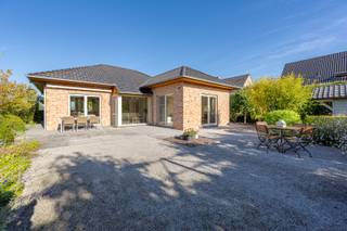 Schrijf je in voor het bezoekmoment op zaterdag 10/10 via onze website:<br />https://benjaminverkoopt.be/panden/instapklare-gelijkvloerse_woning_met_garage_en_zuidgerichte_tuin_in_pittem/<br />- Gelijkvloerse, instapklare woning<br />- Rustige ligging met landelijk uitzicht: Eikeldreef 1 in Pittem<br />- Ruime inkomhal met apart toilet<br />- Lichtrijke leefruimte met prachtige open keuken<br />- 2 slaapkamers <br />- Grote zolder met vaste trap<br />- Badkamer met toilet, wastafelmeubel en inloopdouche<br />- Verzorgde, onderhoudsvriendelijke tuin met terras en tuinhuis <br />- Grote inpandige garage met berging/wasruimte<br />- Oprit voor de garage en 2 extra staanplaatsen<br />- Gunstig EPC: 220 kWh/m²/jaar, label C (UC: 3964767)<br />- Conforme elektriciteit <br />- Richtprijs: € 499.000
