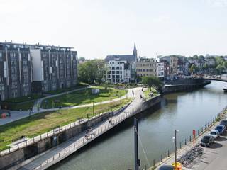 Op een gegeerde locatie aan de Coupure bevindt zich dit verzorgde appartement met een bewoonbare oppervlakte van 102 m². Dankzij de uitstekende ligging woont u op wandelafstand van het historische centrum van Gent, met winkels, horeca, openbaar vervoer en belangrijke invalswegen binnen handbereik.<br /><br />Via de inkomhal komt u terecht in de lichtrijke leefruimte, waar grote raampartijen zorgen voor een aangename sfeer en veel natuurlijke lichtinval. Aansluitend bevindt zich de praktische keuken die alle comfort biedt voor dagelijks gebruik.<br /><br />Het appartement beschikt over twee volwaardige slaapkamers, ideaal voor koppels, kleine gezinnen of wie een extra kamer wenst als bureau of hobbyruimte. Verder zijn er een verzorgde badkamer en beschikt het appartement in het gebouw over een extra privatieve kelderberging.<br /><br />Ook op technisch vlak scoort deze eigendom uitstekend. Het appartement beschikt over een EPC-label B, conforme elektriciteit, verwarming op aardgas en het gebouw is volledig asbestvrij.<br /><br />Troeven:<br />• EPC-label B<br />• Bewoonbare oppervlakte van 102 m²<br />• 2 Volwaardige slaapkamers<br />• Lichtrijke leefruimte<br />• Conforme elektriciteit<br />• Asbestvrij gebouw<br />• Verwarming op aardgas<br />• Topligging aan de Coupure<br />• Op wandelafstand van het centrum van Gent<br />• Interessant voor eigen bewoning of investering<br /><br />Dankzij de combinatie van een centrale ligging, een comfortabele indeling en een sterke energetische prestatie vormt dit appartement een uitstekende opportuniteit voor starters, koppels, investeerders en stadsliefhebbers.<br /><br />Voor meer informatie of een bezoek, contacteer Thomas via 0474 26 27 58 of via info@vicusvastgoed.be.