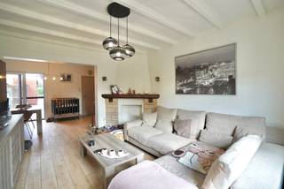 Op zoek naar een gezellige, instapklare woning met een leuke tuin? Dan is deze charmante woning zeker een bezoek waard!<br /><br />De woning beschikt over drie slaapkamers, een praktische indeling en werd de voorbije jaren bijna volledig gerenoveerd. Bovendien werd ze recent volledig opgeschilderd, waardoor je meteen kunt verhuizen. De keuken is verzorgd en functioneel. De badkamer is juist aan vernieuwing toe maar op vandaag zeker nog functioneel en makkelijk te gebruiken.<br /><br />Buiten geniet je van een zalige tuin met verschillende gezellige plekjes en zon doorheen de ganse dag. Dankzij de doorgang langs de achterzijde en zijkant van het perceel (erfdienstbaarheid in het voordeel van de woning) is de tuin bovendien vlot bereikbaar. Vooraan is er een eigen oprit.<br /><br />De woning is volledig geïsoleerd en kreeg recent een nieuwe buitenisolatie met crepi + dakisolatie!. Verder is er een combinatie van dubbele en driedubbele beglazing en zorgt de pelletkachel voor extra warmte en sfeer. Met een kleine aanpassing is bovendien een EPC-label C mogelijk. De handige zolder biedt nog extra bergruimte.<br /><br />De vermelde prijs is een richtprijs.<br /><br />Een verrassend complete woning op een goede ligging, klaar om haar nieuwe bewoners te verwelkomen! Meer info of een bezoek? Bel gerust op 09 395 80 10!