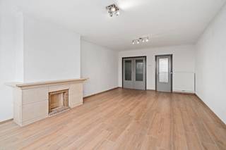 Ontdek dit ruim en lichtrijk appartement op de zesde verdieping van een verzorgd gebouw aan de Keizervest in Gent. Dankzij de centrale ligging bevindt u zich op fietsafstand van het historische centrum en op wandelafstand van zowel het Keizerpark als het Zuidpark – de perfecte combinatie van stadsleven en groen.<br /><br />In de directe omgeving vindt u tal van winkels, supermarkten en lokale handelszaken. Ook het openbaar vervoer is uitstekend geregeld: verschillende tram- en bushaltes liggen op korte afstand en zorgen voor een vlotte verbinding met het centrum van Gent.<br /><br />Via de gemeenschappelijke inkomhal bereikt u de lift die u naar de zesde verdieping brengt. Het appartement verwelkomt u met een ruime inkomhal die uitgeeft op de keuken en de lichtrijke woonkamer, waar grote ramen zorgen voor een aangename lichtinval en een open gevoel. Verder leidt de nachthal naar de badkamer en de drie slaapkamers, waar een slaapkamer de directe toegang biedt tot het gezellige terras aan de achterzijde. Dit terras vormt een heerlijk plekje om te genieten van de buitenlucht en het uitzicht over de stad.<br /><br />Daarnaast beschikt het appartement over een praktische kelderberging en een garagebox, verplicht aan te kopen voor € 25.000. <br /><br />Dit appartement is ideaal voor wie op zoek is naar ruimte, licht en een centrale ligging met alle voorzieningen binnen handbereik. Een uitstekende kans om comfortabel te wonen nabij het bruisende centrum van Gent!<br /><br />Wenst u dit appartement van dichtbij te ontdekken? Neem dan snel contact op met Brent Heirman door een mailtje te sturen naar brent@immofrancois.be. Tot binnenkort!<br /><br />