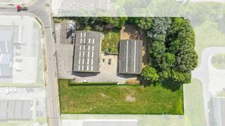 Vous recherchez l'emplacement idéal pour votre entreprise ? <br />Ce terrain industriel exceptionnel d'une superficie d'environ 1 hectare, situé dans la Paddevijverstraat à Ypres, offre de nombreuses opportunités. <br /><br />Cette zone est destinée à l'implantation d'entreprises industrielles ou artisanales. Une combinaison d'activités avec des espaces de vie, des bureaux ou une salle d'exposition supplémentaires est également possible.<br /><br />De plus, le terrain bénéficie d'une visibilité maximale, grâce à son emplacement en angle dans la Paddevijverstraat. <br /><br />Après tout, le site bénéficie d'une excellente accessibilité. Le Noorderring (anneau autour d'Ypres) situé à proximité assure une liaison fluide avec l'A19 (Ypres — Courtrai).<br /><br />Vous recherchez un bien immobilier commercial composé de terrains industriels à vendre dans la région d'Ypres ? N'hésitez pas à nous contacter au 056 21 11 11.<br /><br />Registre des mesures: en cours de demande