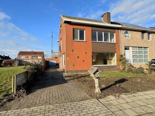 Volledig te renoveren gezinswoning met veel potentieel op 350 m² in Sint-Lenaarts.Deze ruime woning met tal van mogelijkheden is gelegen in een...