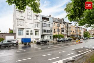 Kom en ontdek dit renovatieproject dat u volledig naar eigen smaak kunt afwerken.<br />Dankzij de privé-ingang geniet u een aangenaam gevoel van zelfstandig wonen. De huidige indeling biedt de mogelijkheid om een leefruimte, keuken, badkamer en 2 slaapkamers te realiseren.<br /><br />Dit is de ideale opportuniteit voor de handige doe-het-zelver, investeerder of aannemer die op zoek is naar een project met potentieel.<br />De ligging is een extra troef. Het appartement bevindt zich in een vlot bereikbare buurt, met winkels, openbaar vervoer en andere voorzieningen in de directe omgeving. Bovendien liggen Het Potuit en het Paviljoenpark op wandelafstand, ideaal voor wie graag geniet van groen en ontspanning.<br /><br />Troeven:<br /><br />• Privé-ingang <br />• Eerste verdieping <br />• Mogelijkheid tot 2 slaapkamers <br />• Volledig naar eigen smaak te renoveren <br />• Kleinschalige residentie <br />• Centrale ligging nabij winkels, openbaar vervoer en parken <br />• Ideaal voor doe-het-zelvers, aannemers of investeerders <br /><br />Ondergelegen appartement staat ook te koop: <br /><br />Contacteer Top Vastgoed voor een bezoek op 0475 700 700.
