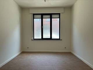 Op zoek naar een gezellig gelijkvloers appartement in centrum Leuven? Dan is dit een absolute aanrader.<br /><br />Het appartement situeert zich in het bruisende centrum van Leuven, op wandelafstand van het station, talrijke restaurants, winkels en alle stedelijke voorzieningen. <br />Het omvat een leefruimte, afsluitbare slaapkamer, eetplaats met een keuken (gasfornuis, dampkap (Siemens), dubbele wastafel en oven) en een badkamer met een lavabomeubel, douche en toilet. Verder is er nog een privatieve gezellige stadskoer via de inkomhal beschikbaar<br /><br />Het appartement is onmiddellijk beschikbaar met een huurprijs van €825 + €175 kosten voor het privatief verbruik van <strong>verwarming, elektriciteit, internet en water. </strong><br /><br />Lijkt dit appartement echt iets voor jou? Wees er dan snel bij en maak zelf een afspraak via onze online agenda onder 'bezoekmoment kiezen. Of neem gerust contact met ons op voor verdere informatie of om een bezichtiging te regelen, via telefoon op 016 23 90 81 (elke weekdag bereikbaar tussen 10u en 13u). Dit is een geweldige kans die u niet wilt missen!