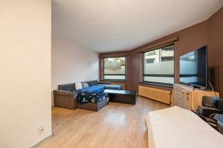 Eénslaapkamerappartement met polyvalante kamer, op te frissen, ideaal als investering gelegen op een goede locatie. EPC D (311 kWh/m²).Ligging:...