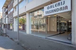 <p>Geef uw onderneming de zichtbaarheid die ze verdient. Deze commerciële ruimte aan De Merodelei 79 bevindt zich op een strategische locatie in Turnhout en biedt een uitstekende bereikbaarheid, veel passage en een professionele uitstraling.</p>
<p>De grote raampartijen aan de voorzijde zorgen niet alleen voor een aantrekkelijke etalagemogelijkheid, maar creëren tevens een aangename werkruimte met veel natuurlijke lichtinval. Hierdoor leent het pand zich perfect voor uiteenlopende professionele activiteiten, zoals een kantoor, adviespraktijk, showroom of boetiek.</p>
<p><strong>Indeling:</strong></p>
<p><strong>Gelijkvloerse verdieping</strong>: Het gelijkvloers omvat een ruime, lichtrijke handels- of kantoorruimte met tal van inrichtingsmogelijkheden. Daarnaast beschikt deze verdieping over een apart toilet.<br /><br /><strong>Entresolvloer</strong>: Op de entresolvloer bevindt zich een extra ruimte die flexibel kan worden ingevuld als bijvoorbeeld een kantoor of vergaderruimte. Een praktische berging zorgt bovendien voor extra opslag- of archiefmogelijkheden. <br /><br />Beide ruimtes zijn voorzien van airconditioning, wat bijdraagt aan een aangenaam werk- en verblijfsklimaat het hele jaar door.</p>
<p><strong>Troeven:<br /></strong>- Centrale ligging aan de De Merodelei<br />- Uitstekende commerciële zichtbaarheid<br />- Grote raampartijen met veel daglicht<br />- Geschikt voor diverse beroepsactiviteiten<br />- Onmiddellijk beschikbaar<br /><br />Direct gelegen nabij het station van Turnhout.<br /><br />Gemeenschappelijke kosten € 120,- per maand.</p>
<p>Of u nu een kantoor, praktijkruimte, showroom of handelszaak wenst uit te baten, dit pand biedt de nodige flexibiliteit om uw activiteiten optimaal te ontplooien.<strong></strong></p>
<p>Interesse in dit pand? Neem gerust contact op voor meer informatie of een bezichtiging ter plaatse.</p>