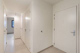 Ben je op zoek naar een nieuw plekje in het bruisende centrum van Leuven? Dit moderne nieuwbouwappartement biedt de perfecte balans tussen rust en de levendige stadsomgeving, en is bovendien onmiddellijk beschikbaar!<br /><br />Dit appartement omvat een ruime inkomhal, een grote lichtvolle leefruimte in L-vorm met 2 grote raampartijen, een volledig ingerichte keuken met berging, een NWest-gericht zonneterras, een aparte wasplaats, een ingerichte badkamer, 3 slaapkamers en ondergronds een privatieve kelder en fietsenplaats.<br /><br />Dankzij de bijna energie-neutrale afwerking geniet je hier van een hoog wooncomfort. Het appartement wordt verwarmd door vloerverwarming <br /><br />Het appartement met EPC A werd uitgerust met een individuele lucht-water warmtepomp (voor de vloerverwarming en warm water) en beschikt tevens over een ventilatie type D en individuele zonnepanelen.<br />De huurprijs bedraagt €1600 per maand, met € 125 provisie per maand voor het onderhoud en verbruik van de gemeenschappelijke delen. Nutsvoorzieningen zijn apart af te sluiten.<br /><br />Lijkt dit ruime, moderne en uitstekend gelegen 2-slaapkamerappartement echt iets voor jou? Wees er dan snel bij en maak zelf een afspraak via onze online agenda onder 'bezoekmoment kiezen. Of neem gerust contact met ons op voor verdere informatie of om een bezichtiging te regelen, via telefoon op 016 23 90 81 (elke weekdag bereikbaar tussen 10u en 13u). Dit is een geweldige kans die u niet wilt missen!