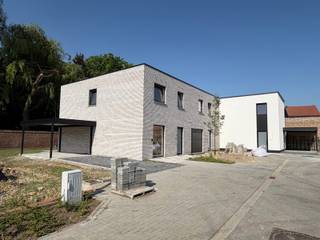 Moderne afgewerkte BEN-woning op een perceel van 1are 69ca in een nieuwe verkaveling achter een nieuw project Louah langs de Grote Steenweg 59 te Zoutleeuw.<br />Deze woning is een gesloten bebouwing en is als volgt ingedeeld. Op het gelijkvloers is er een inkomhal met trap naar verdieping, toilet, woonkamer opgedeeld in zithoek en eethoek, open ingerichte keuken, berging en inpandige garage. Op de verdieping zijn er 3 slaapkamers waarvan 1 met dressingruimte, badkamer met ligbad, toilet, enkele lavabo en een berging. Naast de woning is er een carport. Terras en tuin zijn toegankelijk via een schuifraam in de woonkamer.<br />Vloer, keuken, badkamer deuren worden door architect en promotor gekozen en geïnstalleerd. <br />Op de verkaveling werd de woning op lot 5 ingericht als modelwoning en u kan deze komen bezichtigen op één van volgende kijkmomenten: <strong><span>zaterdag 20 juni van 11u tot 17u of woensdag 24 juni van 14u tot 19u. </span></strong>