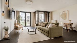 Dit mooi en licht appartement van 117m² bevindt zich op de derde verdieping van residentie "911" op het Eilandje, aan de voormalige Porsche garage. De Cadix-wijk is gelegen nabij het hippe Eilandje en is een leuke buurt met diverse horeca, zomerbars, een zeer grote Delhaize, het nieuwe ziekenhuis, Schengenplein, gezellige jachthavens (Kempischdok en Willemdok), Park Spoor Noord, en er zijn ook verschillende scholen in de nabije omgeving. Het appartement is qua bereibaarheid uitstekend. Op slechts enkele minuten ben je zowel in het hartje van centrum Antwerpen, maar ook is er een vlotte verbinding met de autostrade via de opritten van Merksem, Ekeren en Deurne. <br />Daarenboven is het gelegen in een rustige buurt waar doorgaans weinig verkeer passeert, en waar veel parkeergelegenheid is. <br /><br />Indeling:<br /><br />Bij binnenkomst betreden we de eet- en leefruimte met een open keuken. De keuken is volledig geïnstalleerd, en heeft een keukeneiland met ontbijthoek. De leefruimte heeft genoeg ruimte voor een grote eettafel en een ruime zithoek, met aansluitend toegang tot een gezellig terras aan de straat Kempisch Dok-Westkaai. <br /><br />Via de hal naar de achterkant van het appartement komen we voorbij een apart gastentoilet, een berging met aansluiting voor was-en droogmachine, de badkamer met ligbad, en de twee lichte slaapkamers. <br /><br />Het appartement beschikt over een aparte kelderberging. <br /><br />Extra troeven: <br />Er is een lift en een fietsenberging in het gebouw aanwezig. <br />Het gebouw dateert van 2005, het appartement werd modern afgewerkt en heeft een EPC-score A. <br />De maandelijkse lasten bedragen ongeveer 95 EUR per maand.